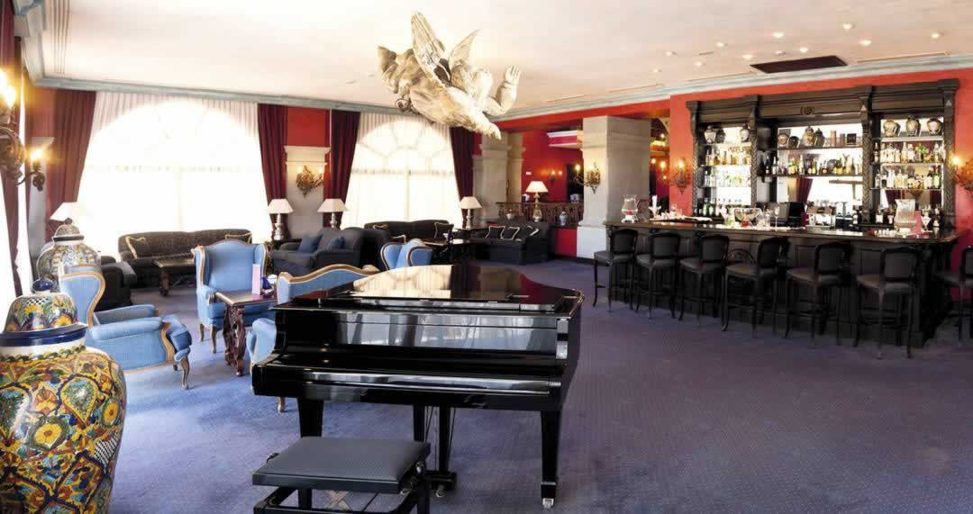 Villa Cortes Hotel Piano Bar